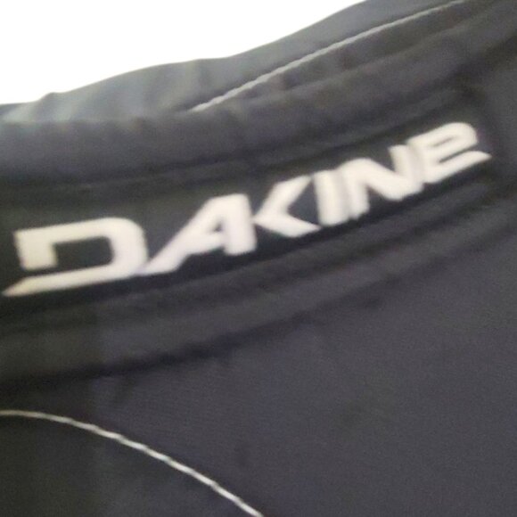 Dakine Transit SS12 Backpack 18L Green & Black Trail Hiking Pockets - Picture 3 of 16